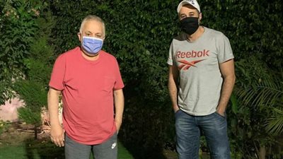 شاهد.. أول ظهور لـ أشرف ذكي برفقة أحمد السعدني بعد خضوعه لعملية جراحية