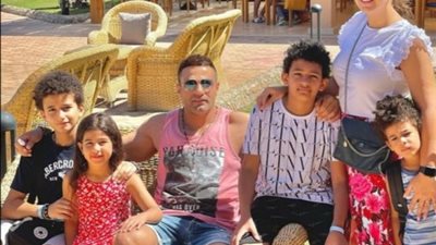 بالصورة.. محمد نور يخطف الأنظار في أحدث ظهور له برفقة زوجته وأولاده