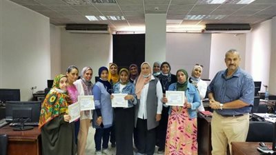 عميد ألسن عين شمس تكرم المشاركين في دورة تدريبية لإستخدامات مايكروسوفت