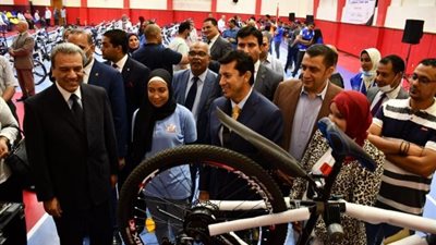 وزير الرياضة يُسلم 265 دراجة كهربائية للشباب ضمن مبادرة ”دراجتك صحتك”