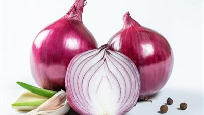 البصل.. الحل المثالي للحماية من تجاعيد البشرة