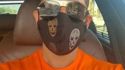 بالكمامة.. عمرو سعد: في ناس كتيرة زي فيروس ”كورونا”