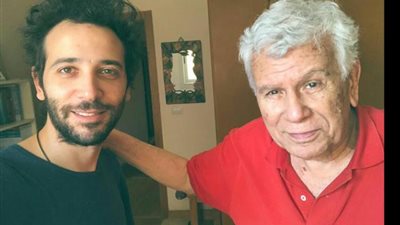 شاهد.. اللقاء الأول بين كريم قاسم ووالده بعد تعافيه من ڤيروس كورونا