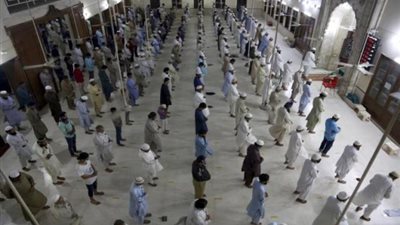 برلمانى يطالب بفتح المساجد: لعل الصلاة تنجح فيما فشل فيه الطب