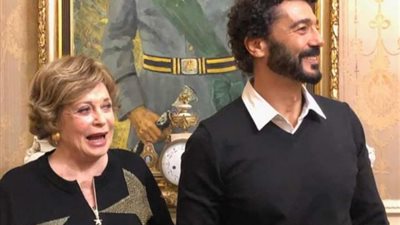 خالد النبوي ينعي جيهان السادات بصورة معها: يوم حزين جدا