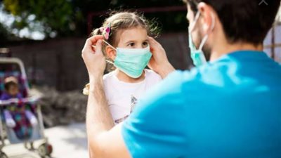 تحتوى على أمراض كثيرة.. هل ينصح بارتداء الكمامات للأطفال؟