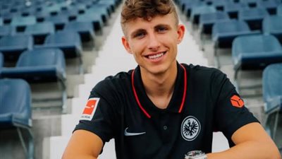 اينتراخت فرانكفورت يتعاقد مع الموهبة الدنماركية ليندستروم حتى 2026