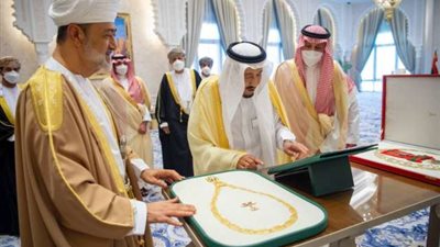 ما لا تعرفه عن الوسام الذي قلده الملك سلمان لـ سلطان عمان