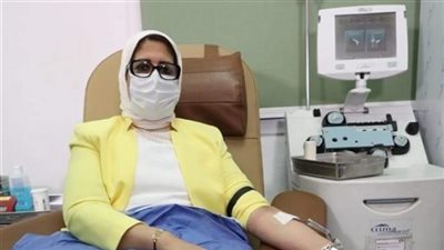 وزيرة الصحة تتبرع بالدم وتدعو المواطنين للتبرع