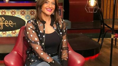 بالفيديو.. هيدي كرم تخضع لجلسة علاجية وتعلق: ”أنا مُغرمة بنتائج العلاج تحت العين”