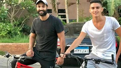 بالصورة.. كريم فهمي مستمتعًا بركوب الدراجة في يوميات الحجر الصحي