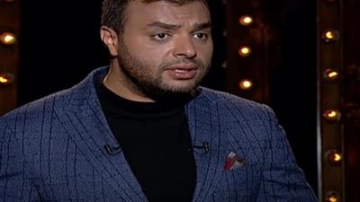 رامي صبري يصل لصلاة الجنازة على شقيقه