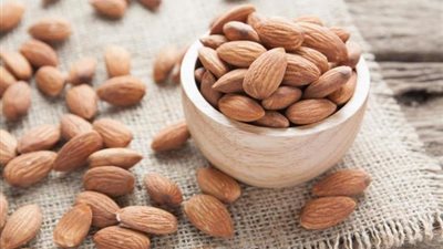 ماذا يحدث للجسم عند تناول اللوز يوميًا؟