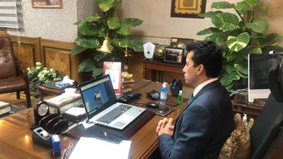 وزير الشباب يكرم نجل الشهيد المنسى ضمن حفل ختام البطولة العالمية للرماية أونلاين