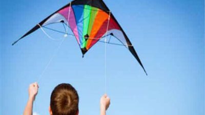 ” الطيارات الورقية”.. المصريون يهزمون فيروس كورونا باللعب ”فوق السطوح”