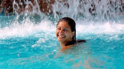 منة فضالي تثير الجدل بـ ”هوت شورت جريء”.. صورة