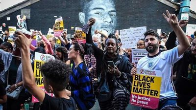 مشجعون يدعمون راشفورد بالجثو على الركبة بجانب جدارية له في مانشستر