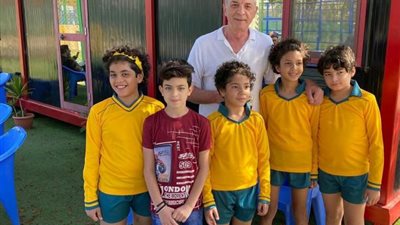 في أحدث ظهور له.. شاهد محمود حميدة برفقة أطفال فيلم ”الغسالة”