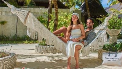 كريم فهمي وزوجته بإطلالة رومانسية من جزر المالديف (صور)