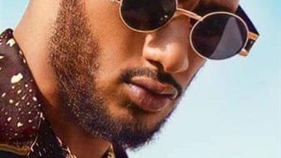 مش بأثق فى الجزم.. محمد رمضان يثير الجدل بحضور التكريم ”حافى القدمين”