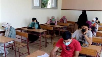 طلاب الثانوية العامة شعبة أدبى يبدأون امتحان الجغرافيا