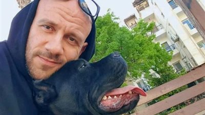 أحمد مكي يداعب جمهوره بصورة مع كلبه الخاص: شكرا حبيبي