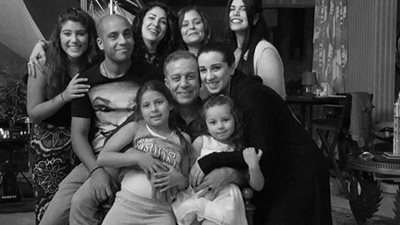 شريف منير ينشر صورة بصحبة عائلته ويعلق: ربنا يخليكم