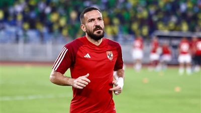 مصدر يكشف آخر تطورات تجديد عقد علي معلول مع الأهلي