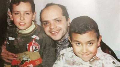 أيام الكحرتة.. محمد هنيدي في صورة نادرة مع نجم مسرح مصر: أبسط خلق الله