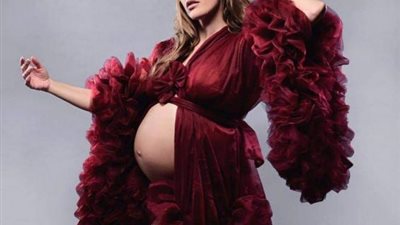 بإطلالة جريئة.. مريم أوزرلي تستعرض حملها ببطن مكشوف (صور)