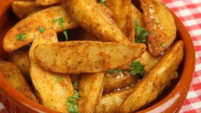 «زي المطاعم».. أسهل طريقة لتحضير بطاطس ودجز مقرمشة