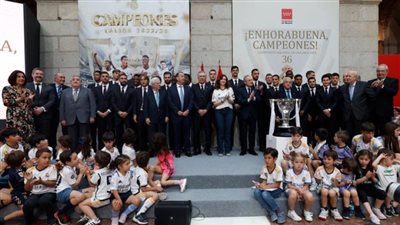 بيريز يوجه رسالة خاصة لـ أنشيلوتي في احتفالية تتويج ريال مدريد بالدوري.. فيديو