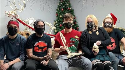 آخر تقاليع كورونا.. شاب يحنط ساقه المبتورة بعد حادث سير