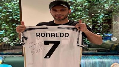 رونالدو يهدي قميصه للنجم السوري عمر السومة