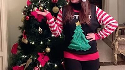 شاهد.. نيرمين الفقي تحتفل مع شجرة الكريسماس بملابس مثيرة