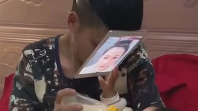 آخر تقاليع كورونا.. أب يخترع طريقة مميزة لإطعام رضيعه في غياب والدته