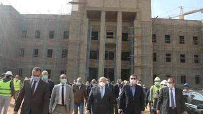 بالفيديو .. الخشت يتابع سير العمل بمشروع جامعة القاهرة الدولية بمدينة 6 اكتوبر