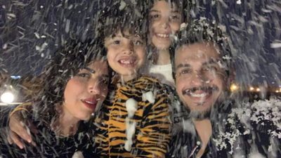 طليق أنغام بصحبة زوجته الأولى في احتفالات العام الجديد ويعلق :٢٠٢٠ الدرس العظيم و٢٠٢١ عام التعويض