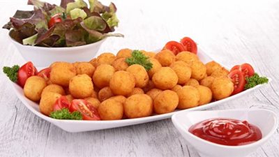 «زي المطاعم».. أسهل طريقة لتحضير كرات البطاطس بالجزر والزبادي