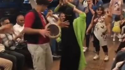 احترمي النقاب.. رقص فتاة في أحد المراكب يثر الجدل ما القصة ؟ (فيديوجراف)