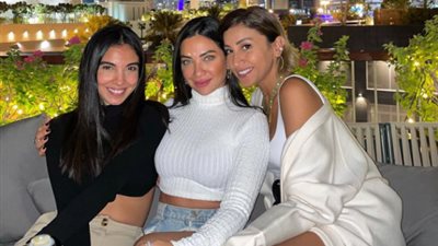 دينا الشربيني تطارد الهضبة وتحتفل بالكريسماس في  دبي