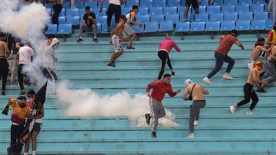 بسبب تذاكر النهائي.. اشتباكات قوية بين جماهير الترجي والشرطة التونسية