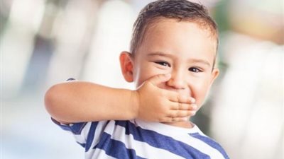 ما هي الأسباب الحقيقية وراء رائحة الفم الكريهة لطفلك؟