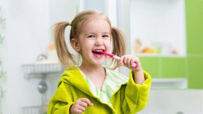 تعرفي على أفضل وقت لبدء تنظيف أسنان أطفالك بالخيط