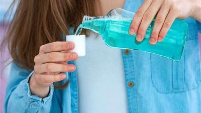 كم مرة يمكن استخدام غسول الفم والأسنان في اليوم خلال الصيف.. وما هي أضراره؟