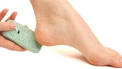 روتين من 5 خطوات لتنعيم القدمين والقضاء على الخلايا التالفة