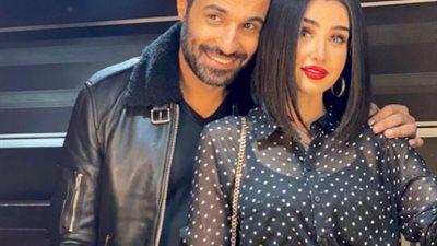 شاهد.. هنا الزاهد في صورة رومانسية مع زوجها