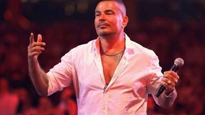 اتعامل معاه بقلة ذوق.. عمرو دياب يتصدر محرك البحث بعد فيديو عامل الصوت