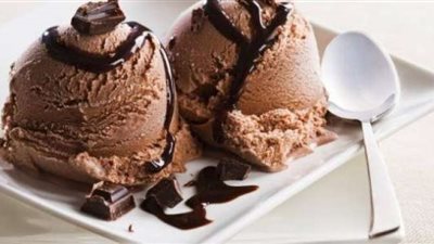بالخطوات.. طريقة تحضير آيس كريم الشيكولاتة لصيف منعش
