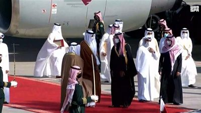 ولي العهد السعودي يستقبل تميم بن حمد لدى وصوله لمحافظة ”العلا” للمشاركة في القمة الخليجية